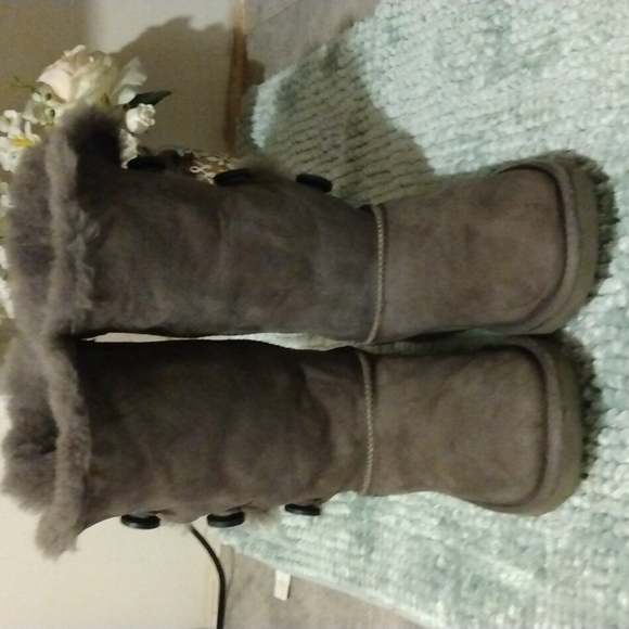 UGG Shoes | Ugg Boots Larga Size 2 Nia Caja 4 | Poshmark